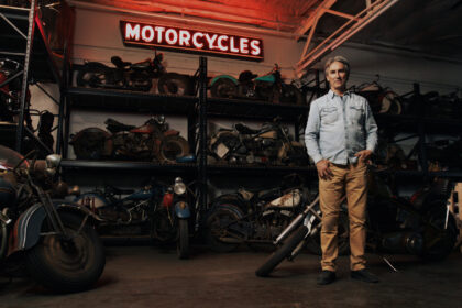 Mike Wolfe dans son magasin de motos