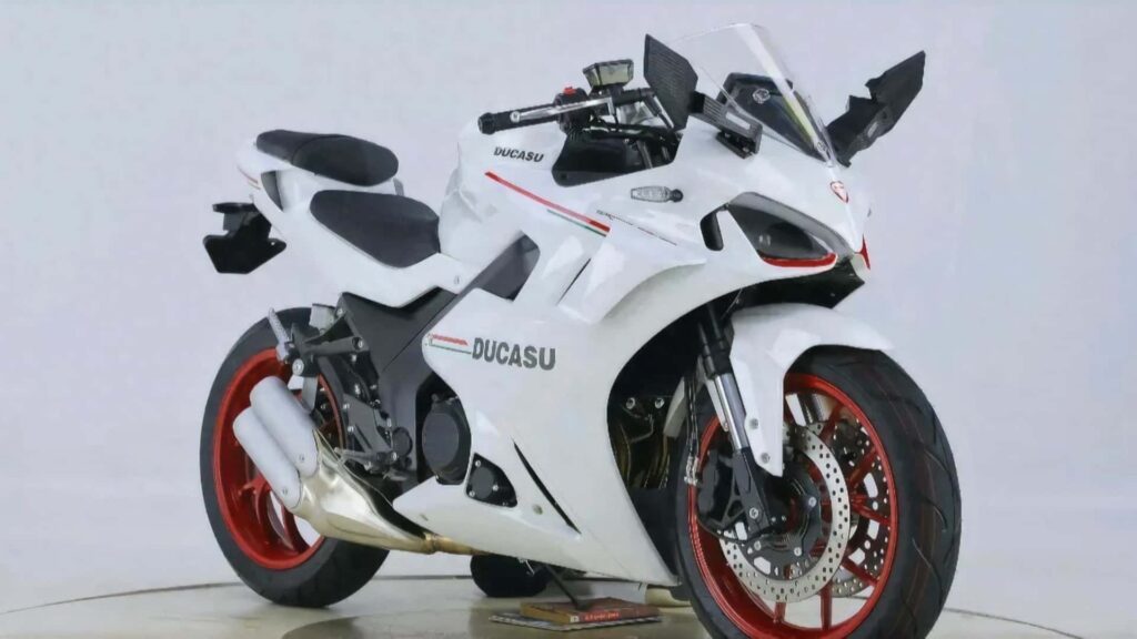 Cette Ducasu 400 est un univers miroir Ducati Supersport avec un jumeau parallèle