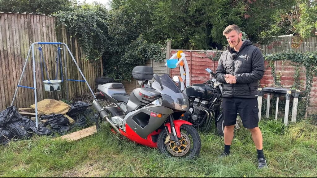 Cette grange trouvera-t-elle l'Aprilia RSV Mille qui est restée dehors pendant des années ?