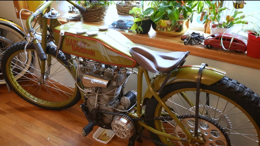 Cette maison tout à fait normale est remplie à ras bord de rares Harley et d'Indiens