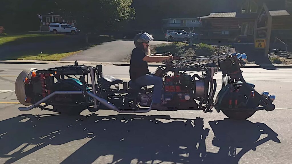 Cette moto de 17 pieds de long et 3 200 livres ressemble à un trajet si terrifiant