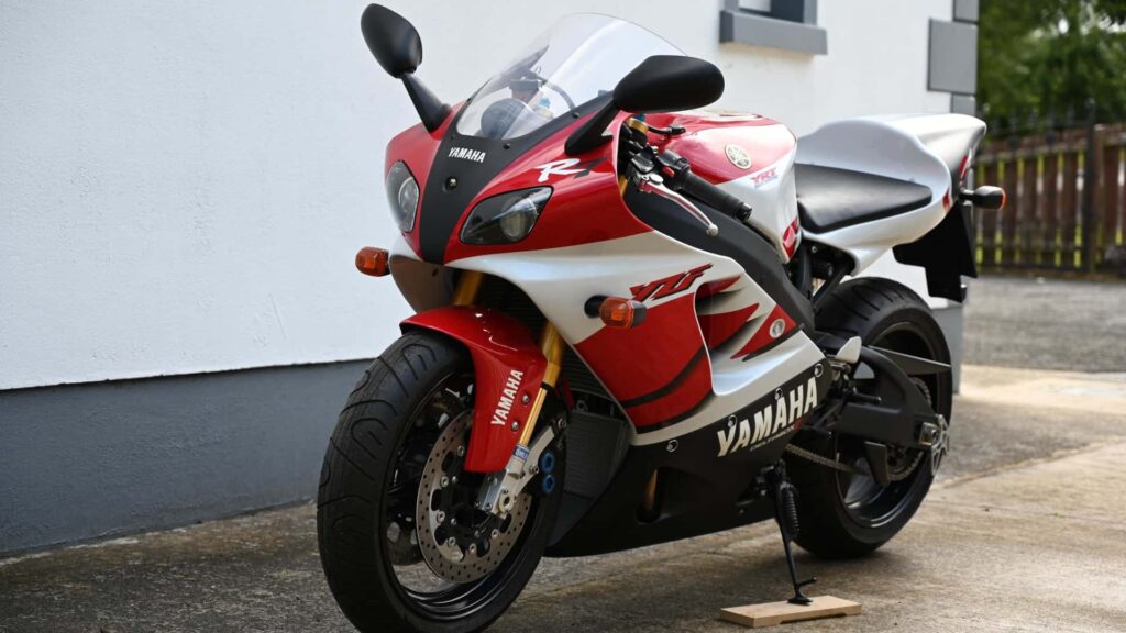Cette rare Yamaha R7 OW02 de 1999 vient d'être vendue pour près de 38 000 £ aux enchères