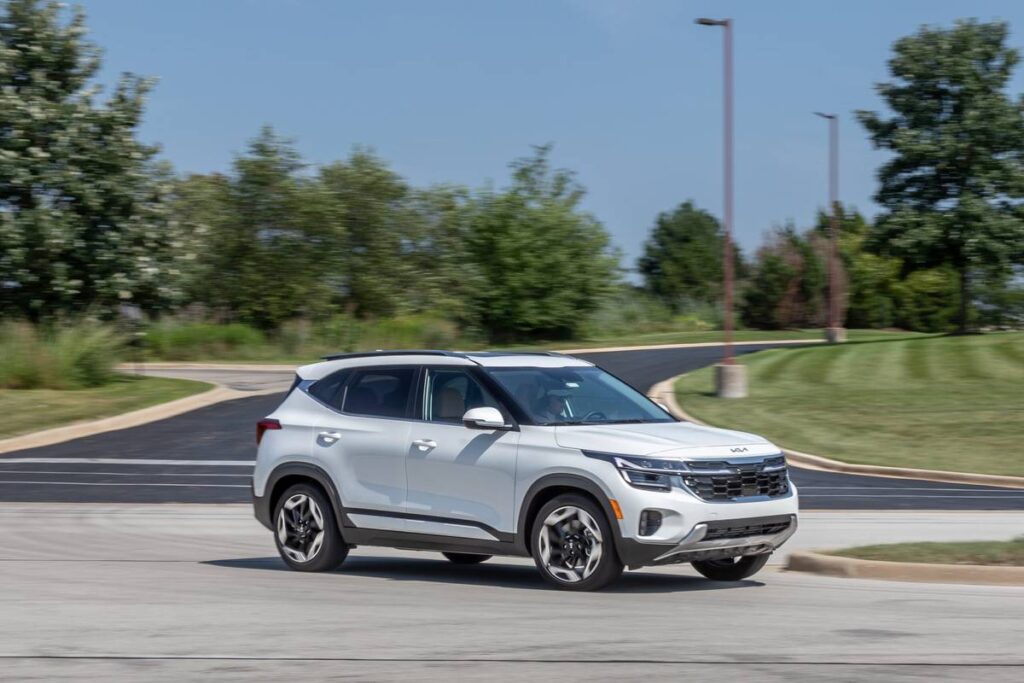 kia-seltos-sx-turbo-awd-2024-01-exterior-dynamic-front-angle