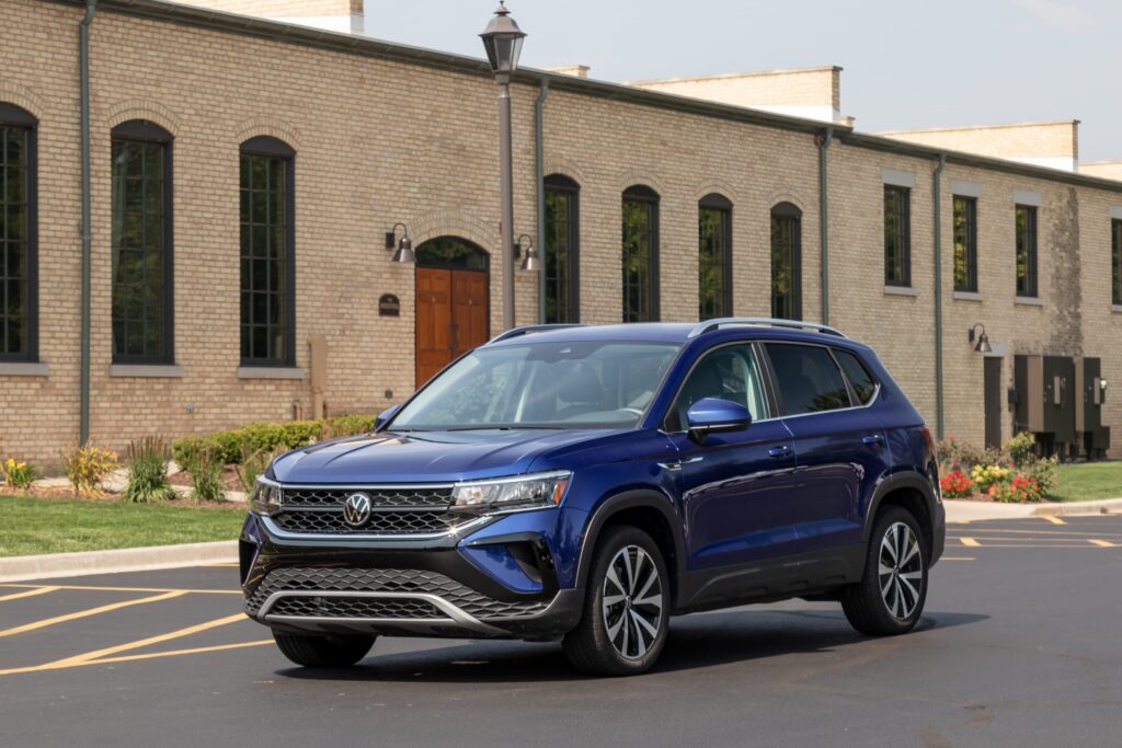 volkswagen-taos-1.5t-se-2023-03-exterior-front-angle