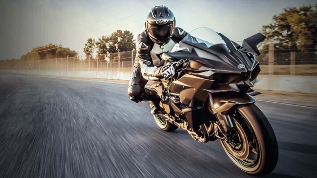 Kawasaki suralimente en 2024 avec les Z H2 SE et Ninja H2 mis à jour
