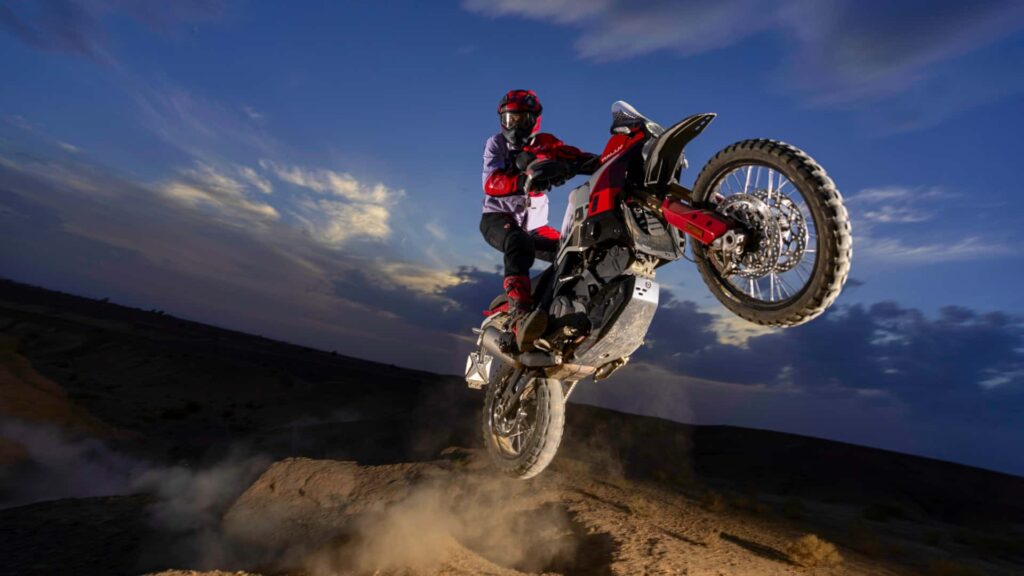 La Ducati DesertX Rally 2024 augmente les spécifications de suspension et de roue pour l'aventure