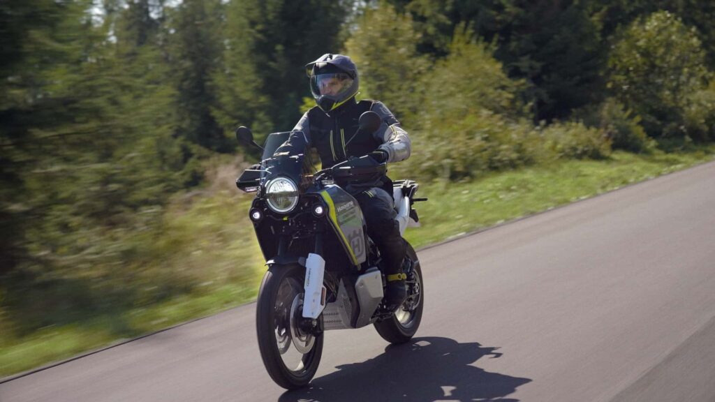 La Husqvarna Norden 901 2024 obtient un contrôle de traction révisé et des mises à jour mineures