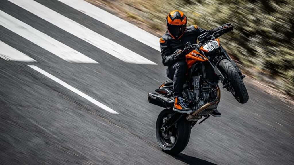 La KTM 790 Duke 2024 est de retour pour apporter son style signature au grand public