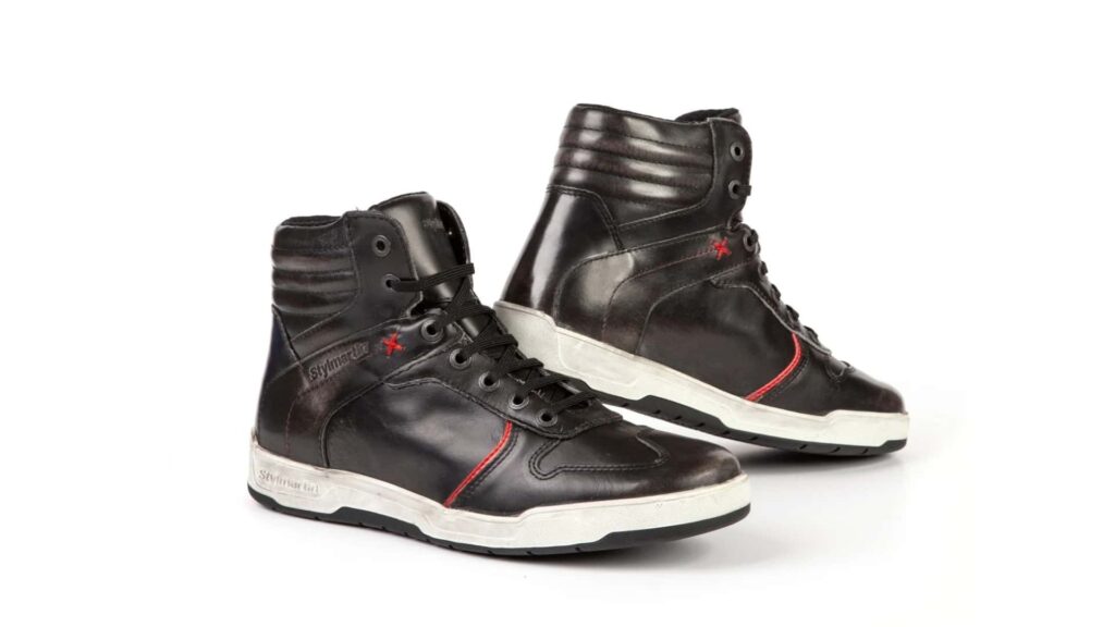 La marque italienne Stylmartin présente de nouvelles baskets de moto Iron WP