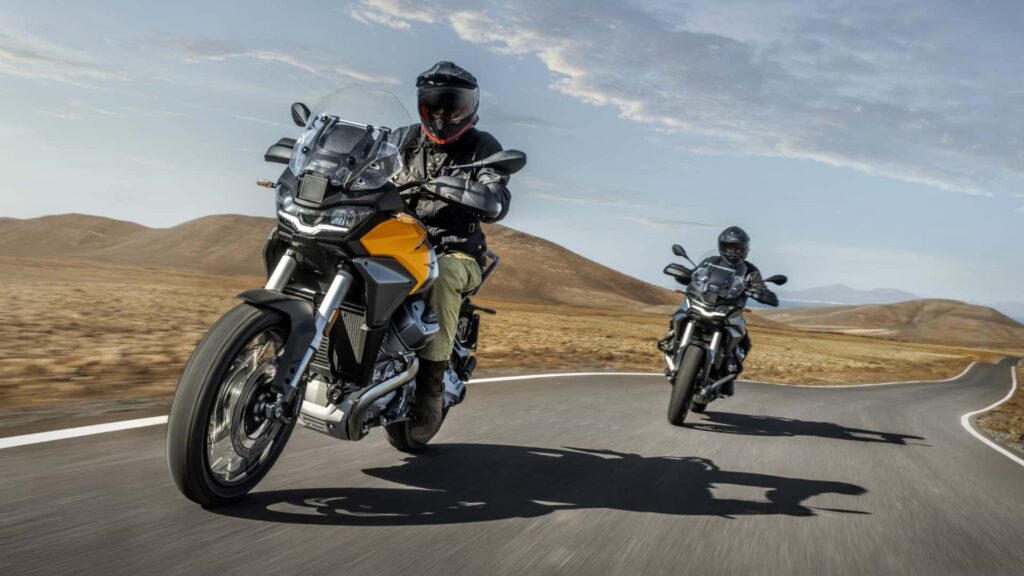 Moto Guzzi retire les couvertures du Stelvio avant l'EICMA 2023