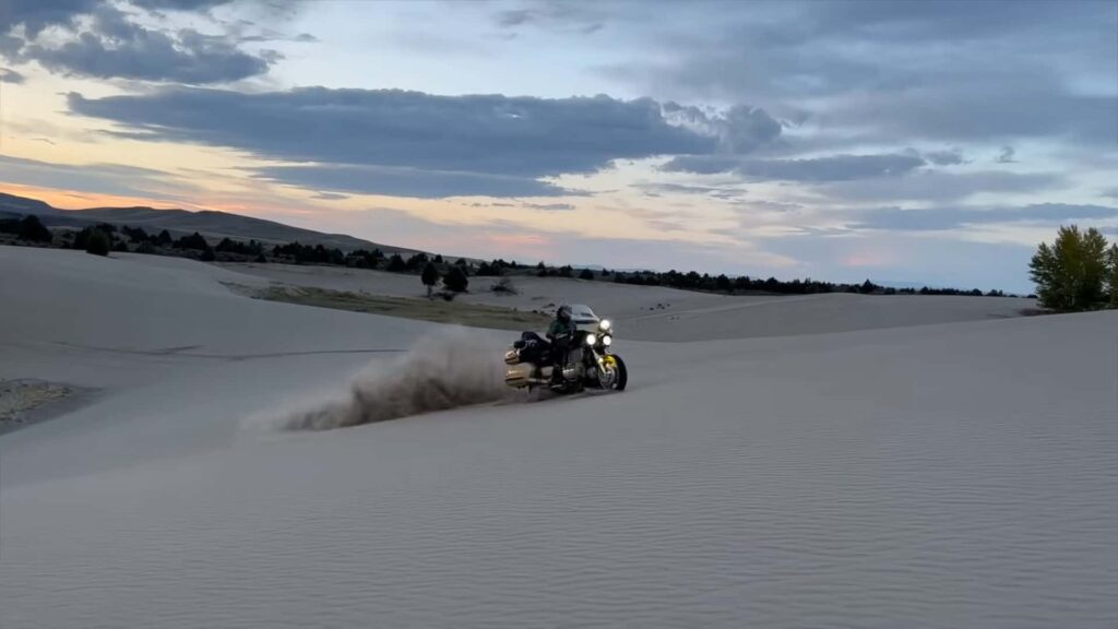 Que se passe-t-il lorsque vous conduisez une Honda Gold Wing hors route dans le sable ?