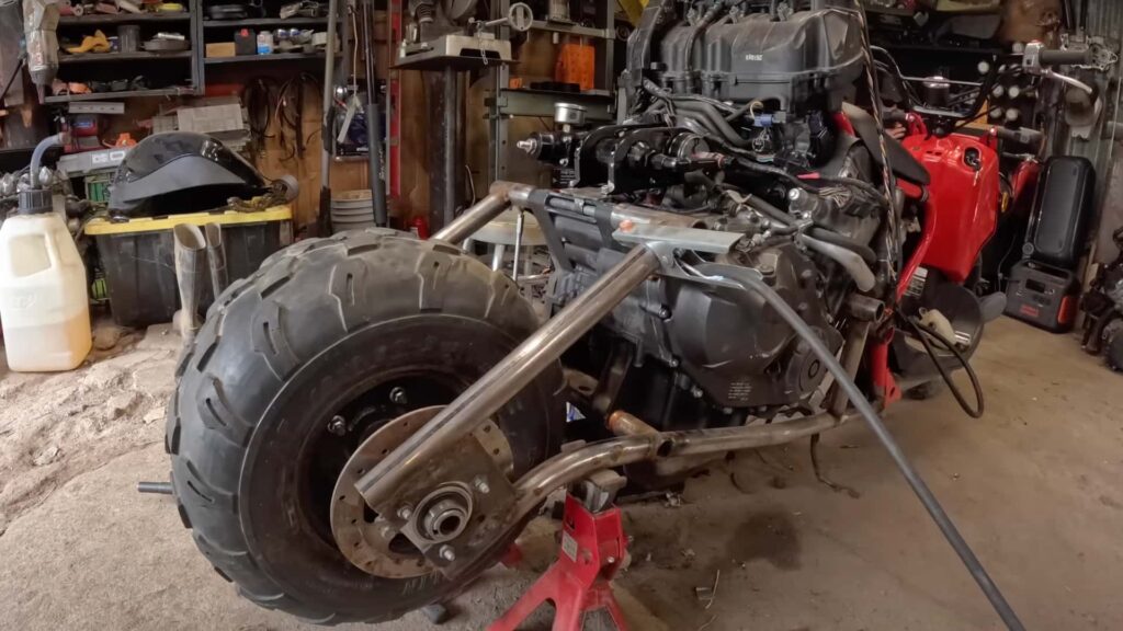 Regardez ce chahut échangé avec la CBR1000RR prendre vie pour la première fois