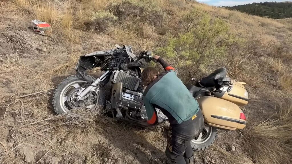 Regardez cette Honda Gold Wing faire de sérieuses escalades et chutes