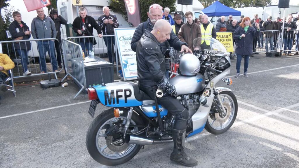 Regardez une superbe réplique du MFP Kwaka Z1000 de Mad Max faire un burn-out enfumé