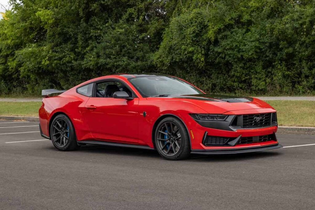ford-mustang-dark-horse-2024-02-exterior-front-angle