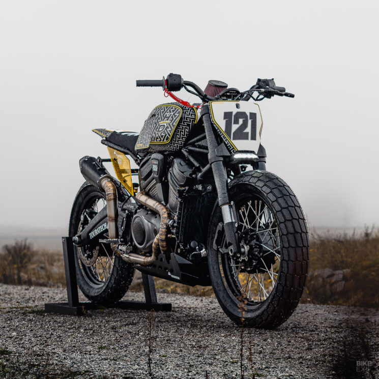 Traqueur plat Harley Pan America par Motocrew