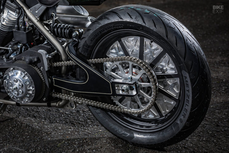 Harley Dyna Super Glide personnalisée par SureShot