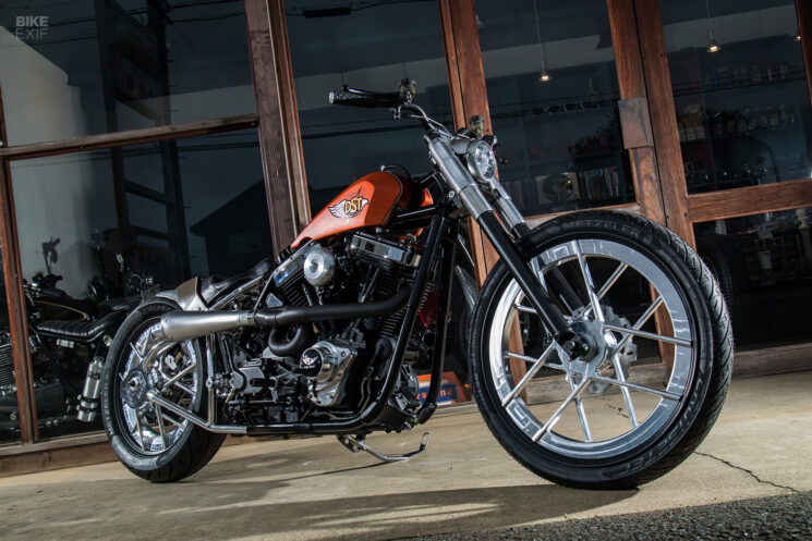 La Dyna Low Rider S 'Cross' 2016 de MB Cycles, basée à Heidelberg, en Allemagne, MB Cycles n'est pas étrangère aux Harley personnalisées, mais cette Dyna Low Rider S haute et puissante était certainement une diversion de leurs choppers et bobbers surbaissés normaux.  L'impulsion pour le Low Rider inspiré du Scrambler, surnommé Cross, est née lorsqu'un client est venu chez MB pour une Harley personnalisée mais n'avait pas de style exact en tête.  