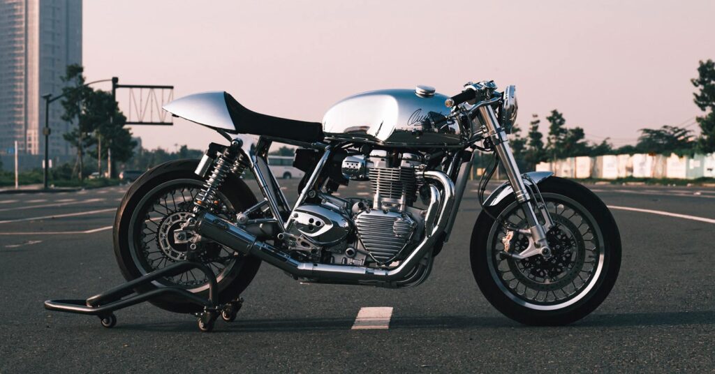 Shine On : Une rutilante Triumph Street Twin café racer du Vietnam