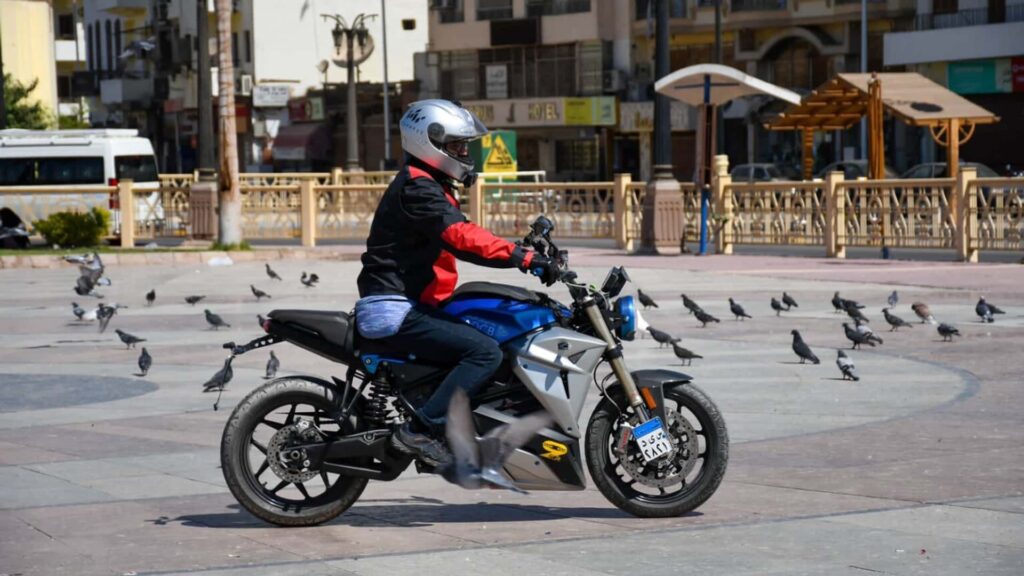 Ali Abdo vise un nouveau record du monde sur une moto électrique