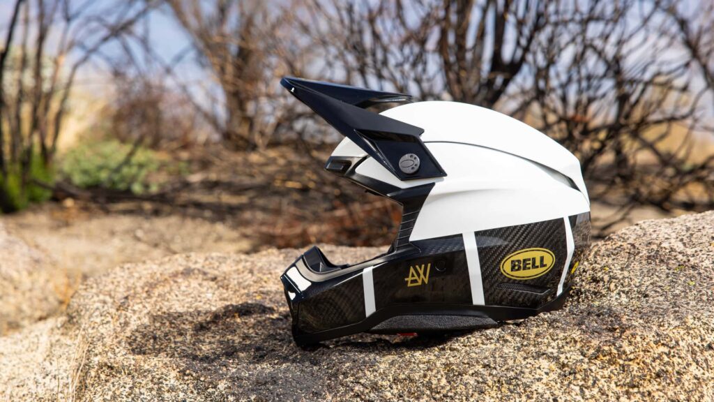Bell et Atwyld collaborent à nouveau avec un graphique sphérique spécial Moto-10