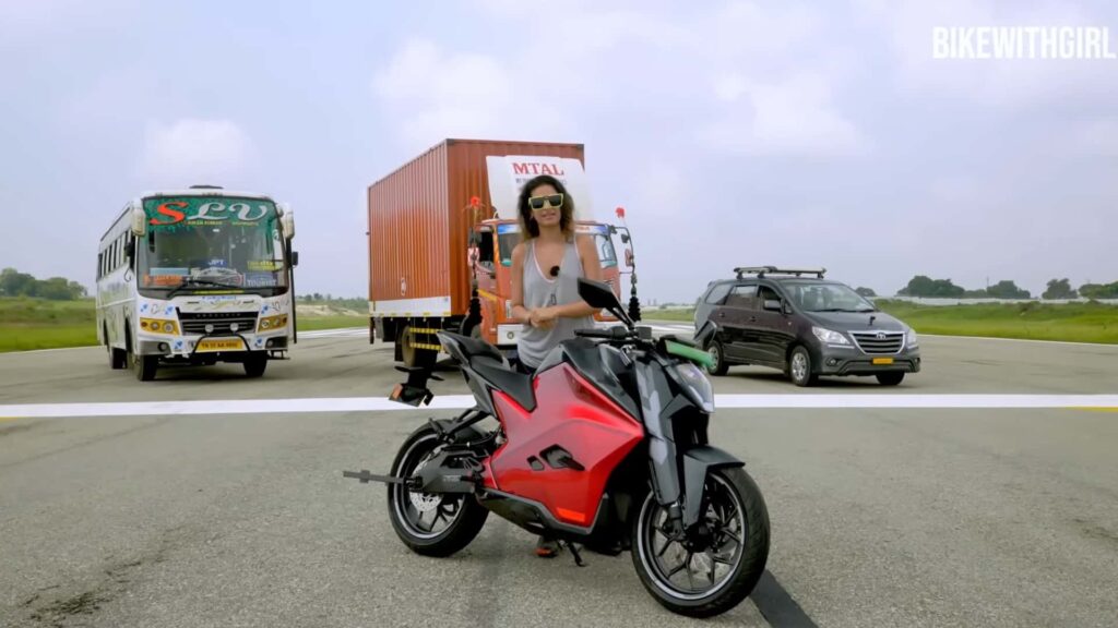 Cette moto électrique peut-elle remorquer avec succès un camion de 7 tonnes ?
