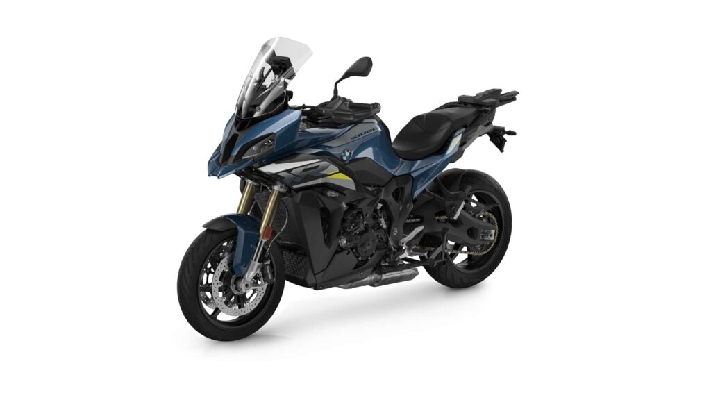 La BMW S 1000 XR 2024 bénéficie de mises à jour modestes, notamment une augmentation de puissance et une refonte des sièges