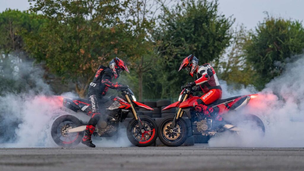 La Ducati Hypermotard 698 Mono 2024 apporte le plaisir du Supermotard monocylindre
