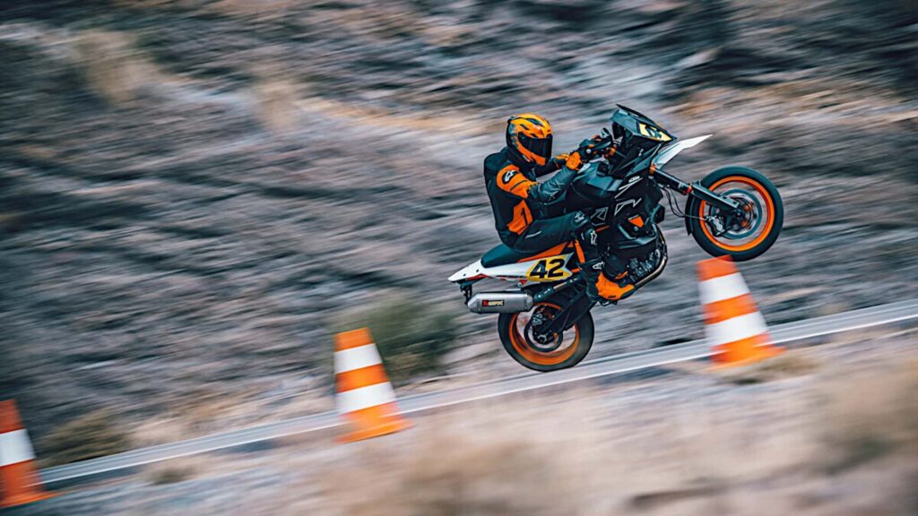 La KTM 890 SMT 2024 est officiellement en route vers l'Amérique du Nord