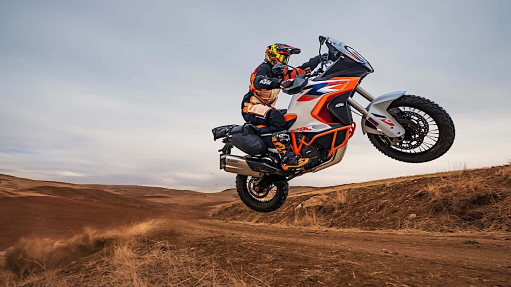 La gamme KTM 1290 Super Adventure 2024 conserve ses caractéristiques mais change de peinture