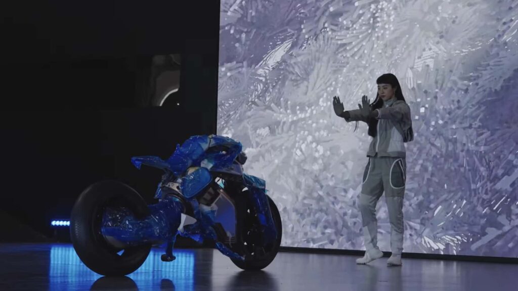 Le concept Motoroid2 de Yamaha a sa propre équipe de danse pour le soutenir