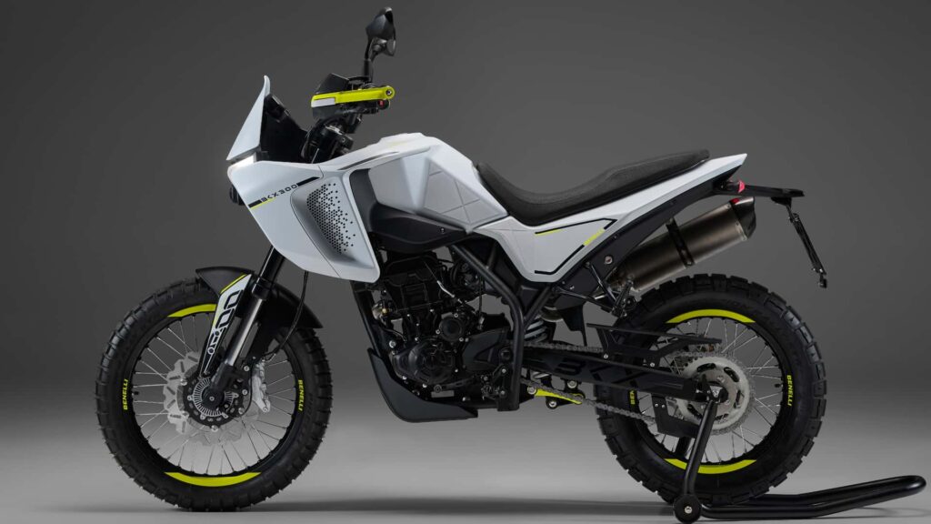 Le nouveau BKX300 de Benelli ressemble à un concept de rallye devenu réalité