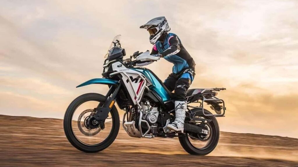 Les photos du vélo d'aventure CFMoto 450 MT viennent-elles de fuir avant l'EICMA 2023 ?
