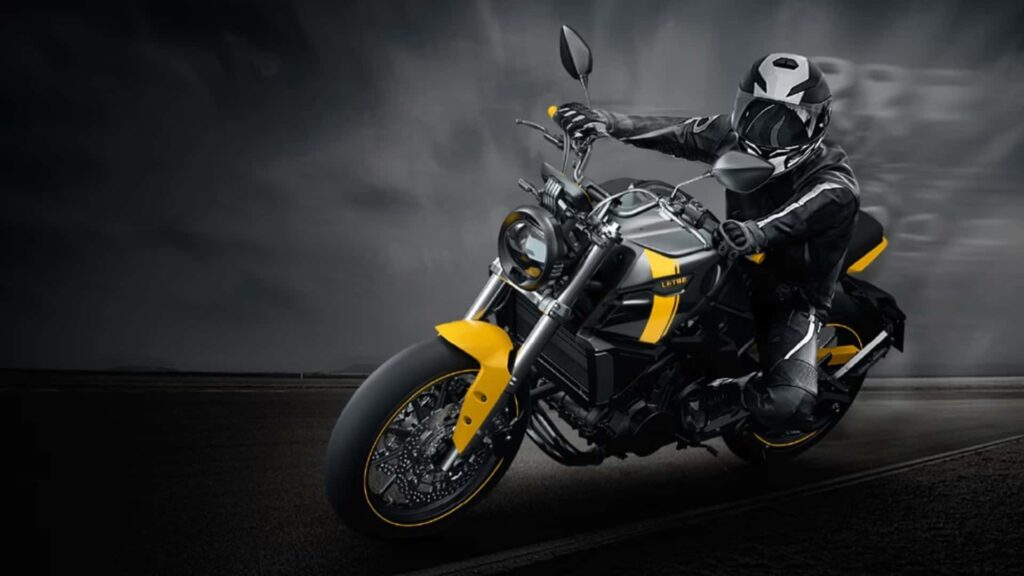 Letbe Arthur LB 700 est un roadster d'inspiration rétro avec beaucoup de technologie