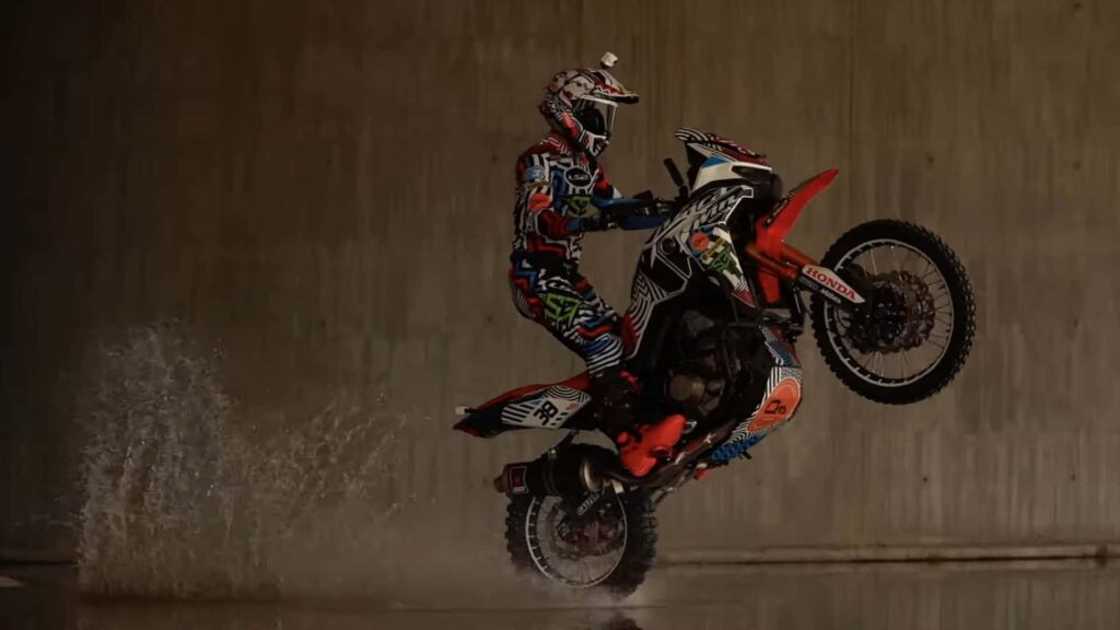 Regardez cet as de l'enduro faire danser sa Honda Africa Twin sur un chantier