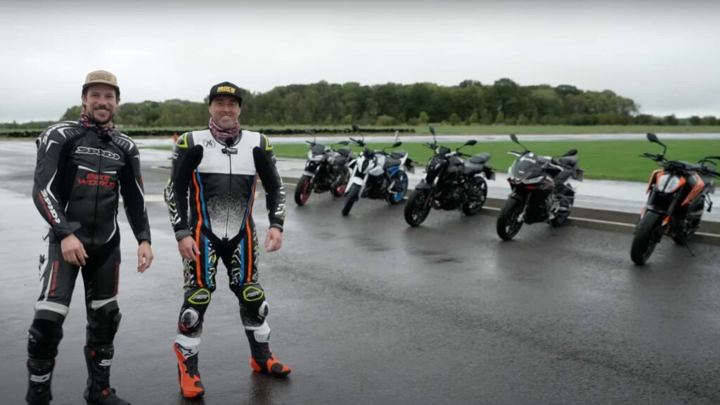 Regardez cette course de dragsters à 5 voies mettant en vedette vos vélos nus de poids moyen préférés