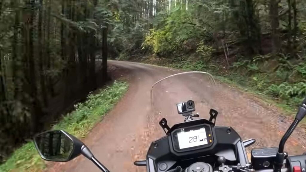 Une Honda XL750 Transalp d'origine peut-elle gérer les sentiers de terre ?
