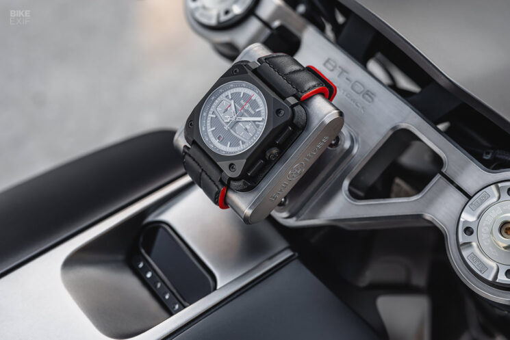 Montres Indian Scout personnalisées de Blacktrack Motors et Bell & Ross