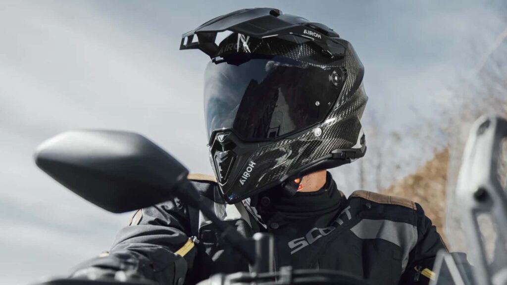 Airoh accueille la saison de conduite 2024 avec le nouveau casque Commander 2 ADV