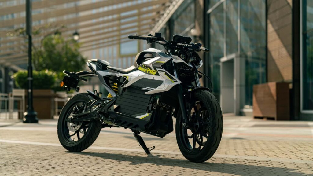 La nouvelle moto électrique Orxa Mantis peut parcourir 137 miles avec une seule charge