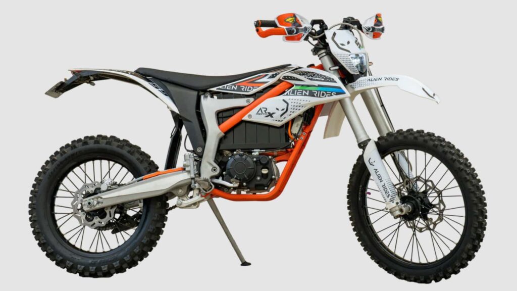 Le Dirtbike électrique Moto X d'Alien Rides a des engrenages et un embrayage