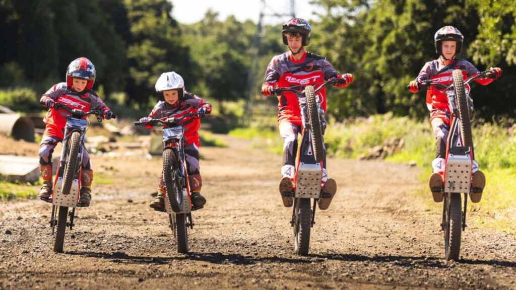 Oset Bikes de Triumph propose deux nouveaux vélos électriques pour les jeunes pilotes
