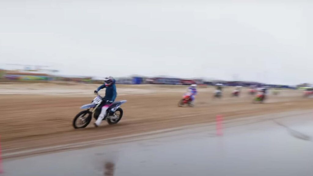 Regardez Guy Martin faire la course avec un Stark Varg sur la plage