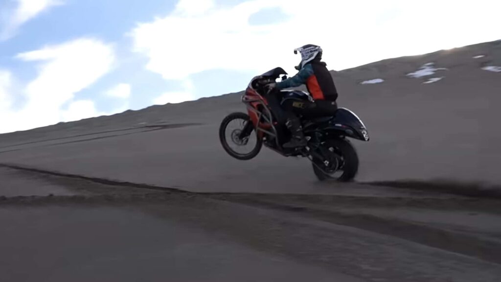 Regardez un Hayabusa voler avec des motos tout-terrain sur des dunes de sable