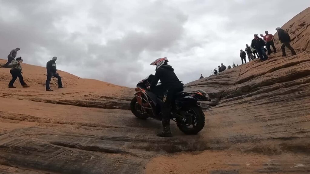 Regardez un cavalier atteindre le sommet de la porte de l'enfer sur une Hayabusa cassée