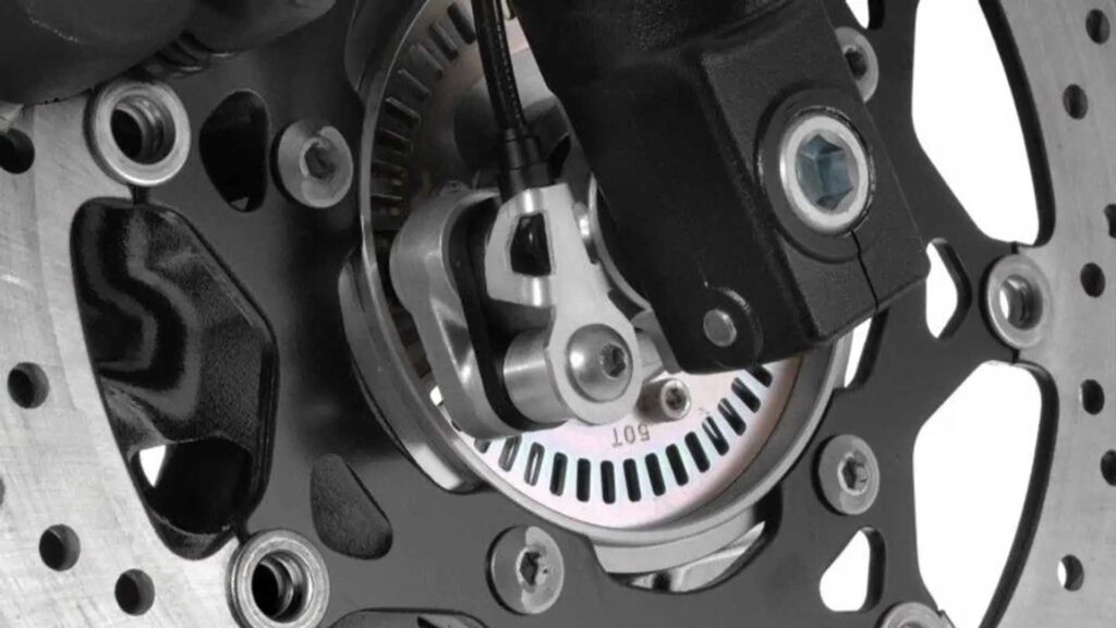 Toutes les motos devraient-elles être équipées de série de l’ABS ?