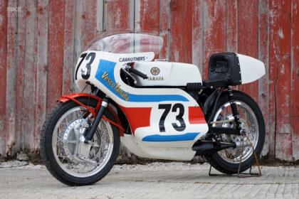 Restauration d'une moto de course Yamaha TR2b par Union Motorcycle Classics