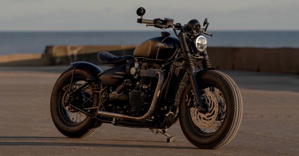Lecture rapide : Une Triumph Bobber pincée et rentrée et plus encore