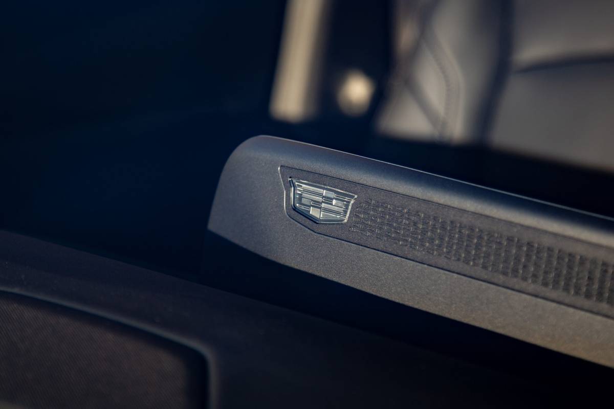 cadillac-xt4-2024-23-badge-intérieur