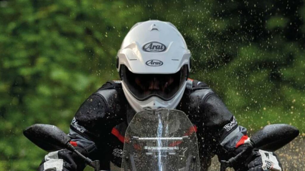 Abordez facilement les randonnées longue distance avec le nouveau casque Tour-X5 d'Arai